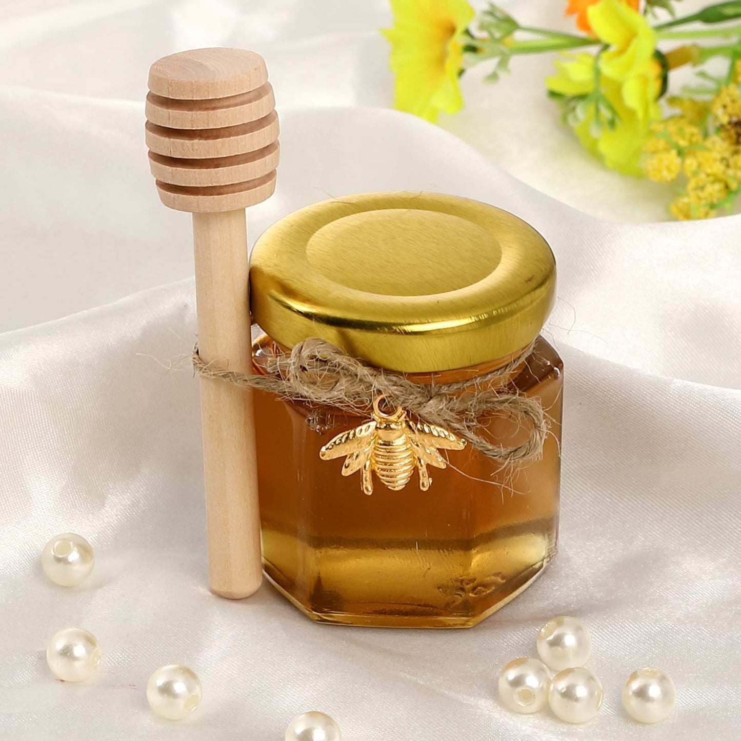 XING-RUIYANG 1,5 oz Sechseckige Mini-Honiggläser aus Glas - 30er-Pack Honiggläser mit Holzlöffel, goldenem Deckel, Bienenanhängern und Jutebeuteln - Perfekt für Babypartys, Hochzeitsgeschenke und Partygeschenke