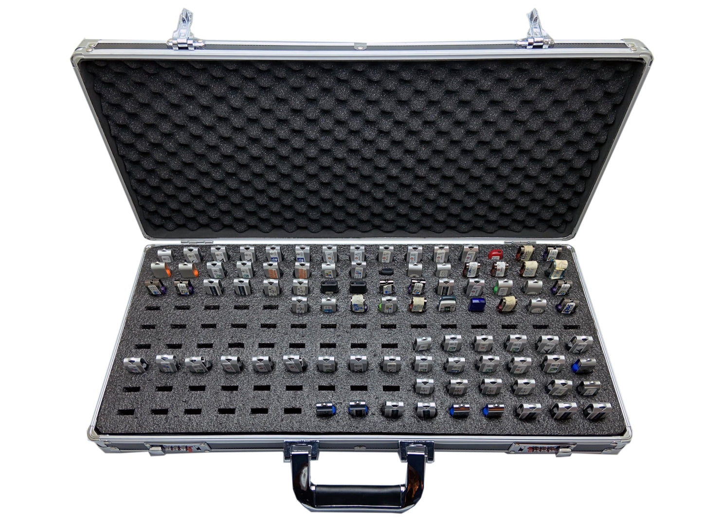 TECH STORE ON Aluminium-USB-Laufwerk-Organizer-Koffer (130 Steckplätze mit Griff) – Stoßfeste und antistatische große Aufbewahrungsbox mit Zahlenschloss | Professioneller Metallkoffer für IT- und Medienprofis