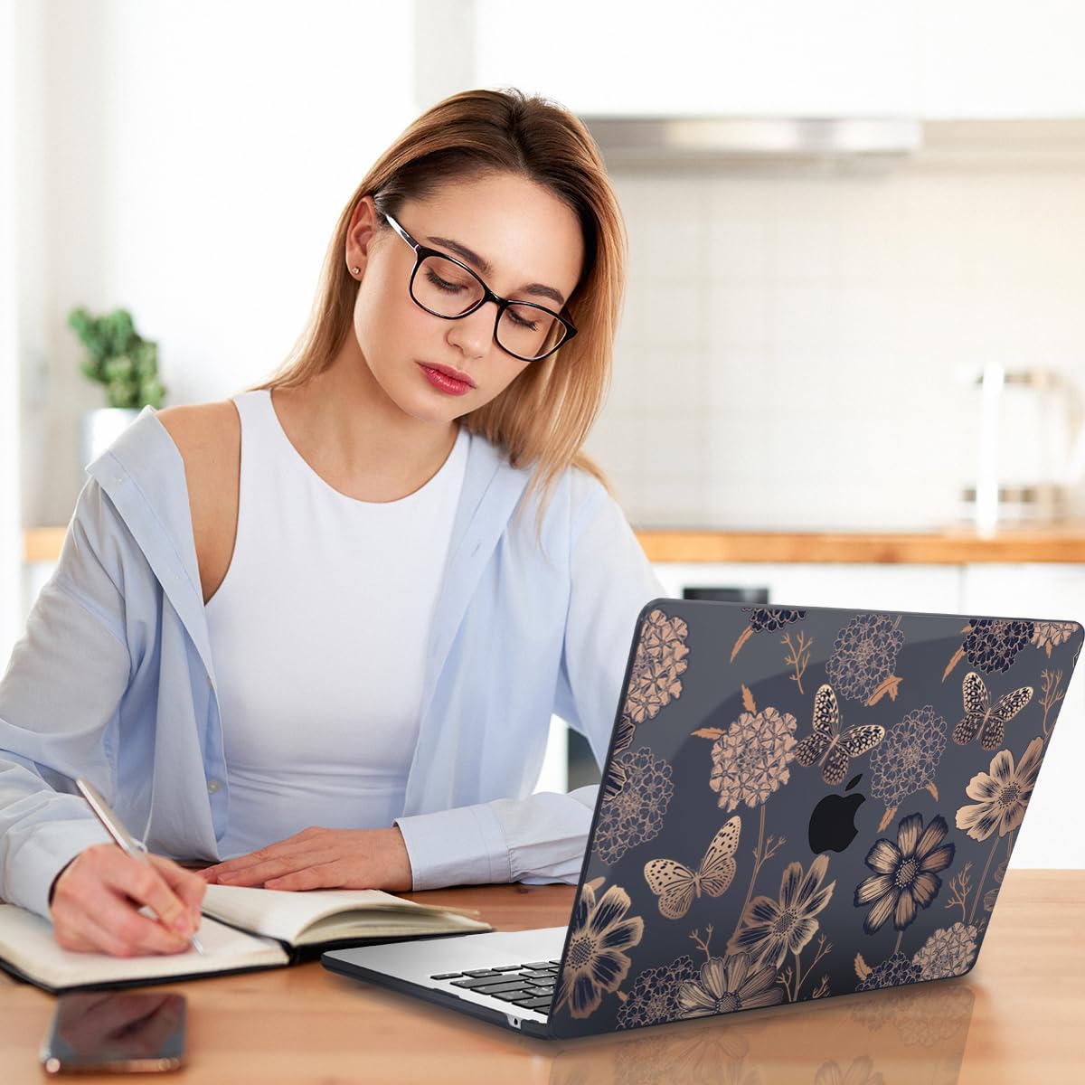 Teryeefi Schutzhülle für MacBook Air M2, M3, M4 (13,6 Zoll) – Modelle 2022–2025 (A2681, A3113, A3240): Transparente Hartschale mit Tastaturabdeckung, USB-3.0-Adapter und Displayschutzfolie, goldenes Blumen- und Schmetterlingsmuster