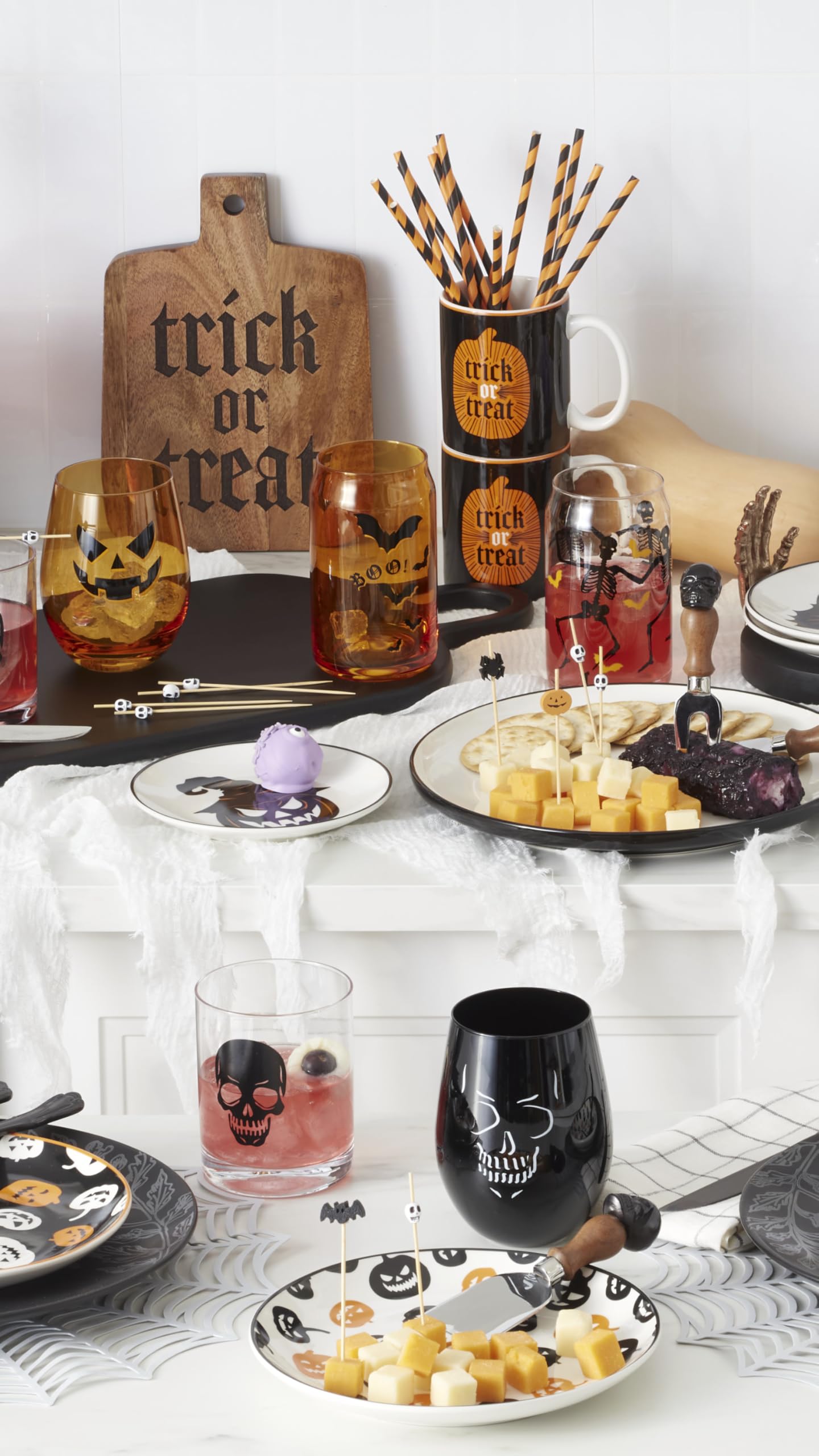 Oneida Barware, Vintro Halloween Stiellose Weingläser, 4er-Set, Spülmaschinenfest, Aus Glas, Gruseliges Trinkgläser-Set, Halloween-Dekoration für den Innenbereich, Skelette und Fledermäuse als Design (4-teilig, 532 ml)