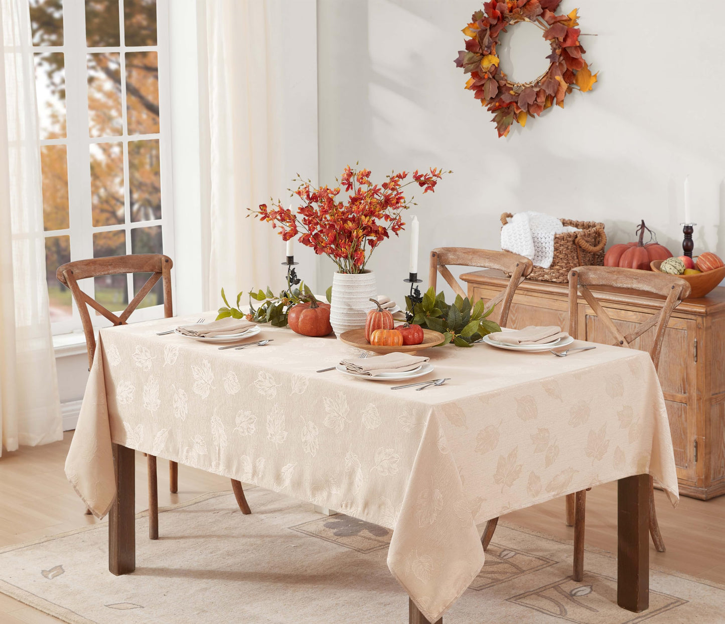 Newbridge Thanksgiving Tischdecke aus taupefarbenem Tremont-Damaststoff mit Herbstlaubmuster, rechteckig, 152 x 213 cm, mit herbstlichen, wirbelnden Blättern, schmutzabweisend, pflegeleicht, einfarbig, ideal für festliche Anlässe