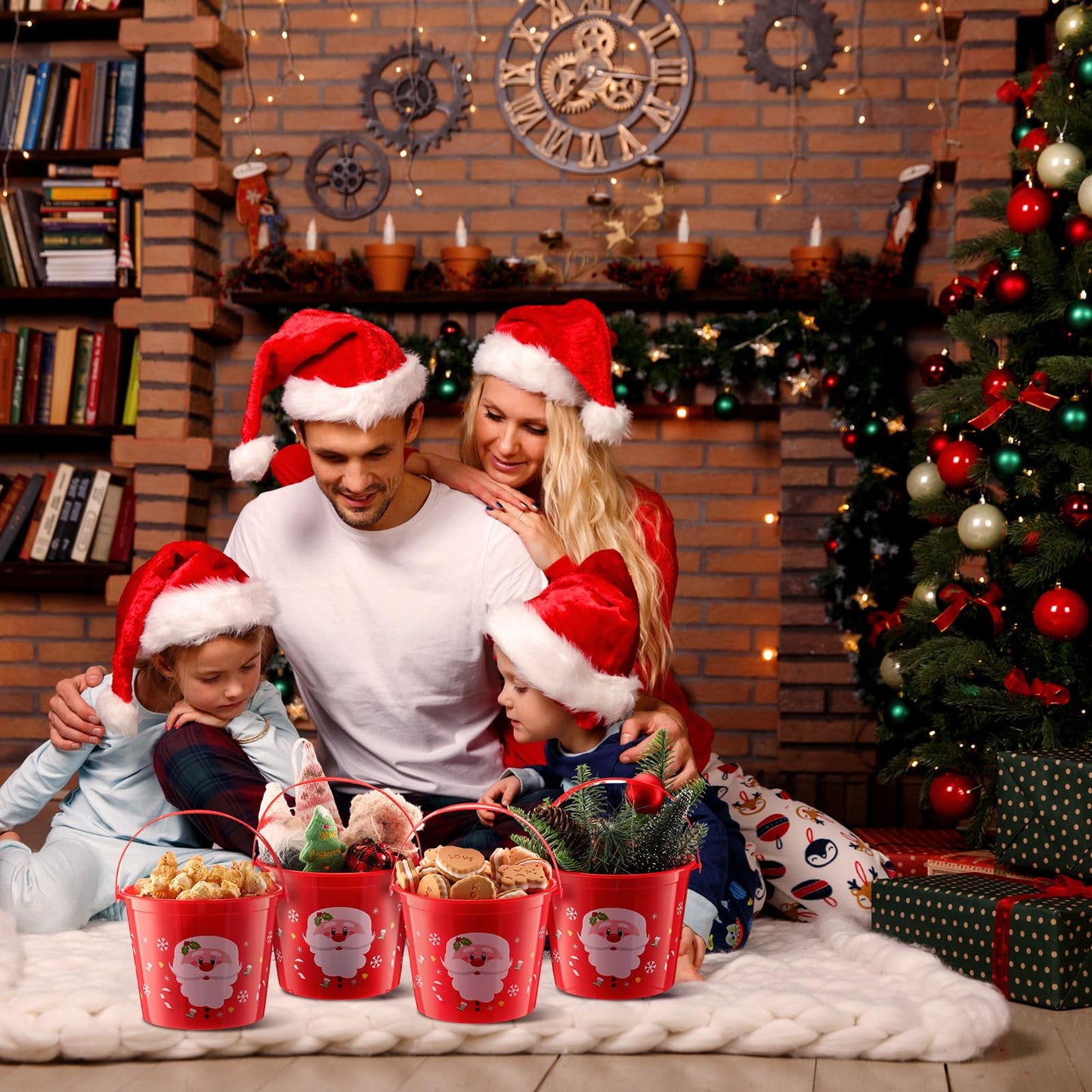 Sliner 24er-Packung Kunststoff-Weihnachtseimer mit Griffen, 14,5 x 11,5 x 11,5 cm (5,71 x 4,53 x 4,53 Zoll), Weihnachtsmann-Eimer, Weihnachtseimer für Geschenke, Süßigkeiten, Spielzeugkörbe, Gastgeschenke für Weihnachtsfeiern