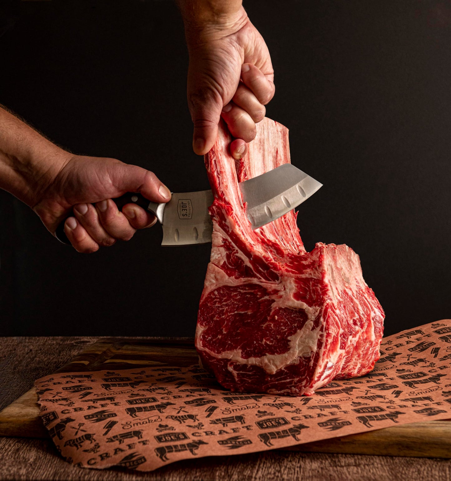 Oklahoma Joe's Schmiedebeil &amp; Kochmesser mit Holster, Silber/Schwarz