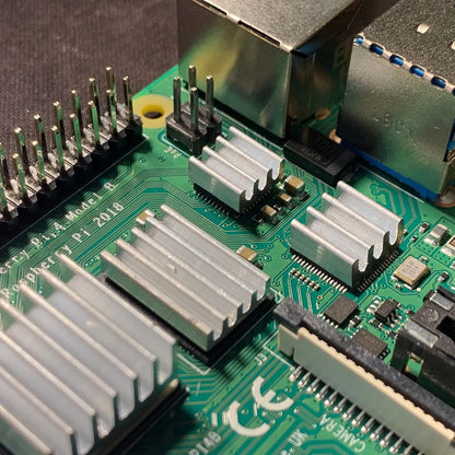 100 Kühlkörper (verschiedene Größen und Farben), Kühlkörper-Set mit 3M 8810 leitfähigem Klebeband, Aluminium-Kühlkörper, Kupfer-Kühlkörper, Kühler für Raspberry Pi 5/4/3/Zero VRM SSD 3D-Drucker 