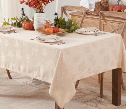 Newbridge Thanksgiving Tischdecke aus taupefarbenem Tremont-Damaststoff mit Herbstlaubmuster, rechteckig, 152 x 213 cm, mit herbstlichen, wirbelnden Blättern, schmutzabweisend, pflegeleicht, einfarbig, ideal für festliche Anlässe